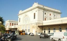 Stazione: con un martello minaccia i passeggeri