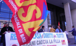 Protesta contro lo sfratto ad anziana disabile