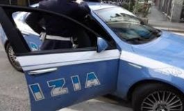 Colpisce gli agenti e viene arrestato