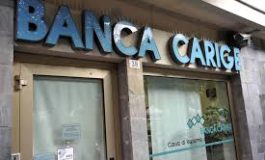 Banche, meno addetti e sportelli