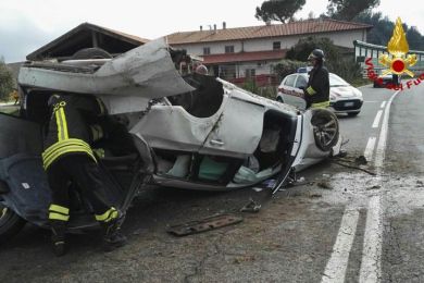 Scontro fra tre auto, una si ribalta. Niente di grave per i conducenti