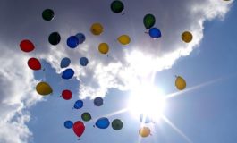 Palloncini al cielo per ricordare Jacopo