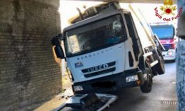 Camion rifiuti si incastra in sottopasso