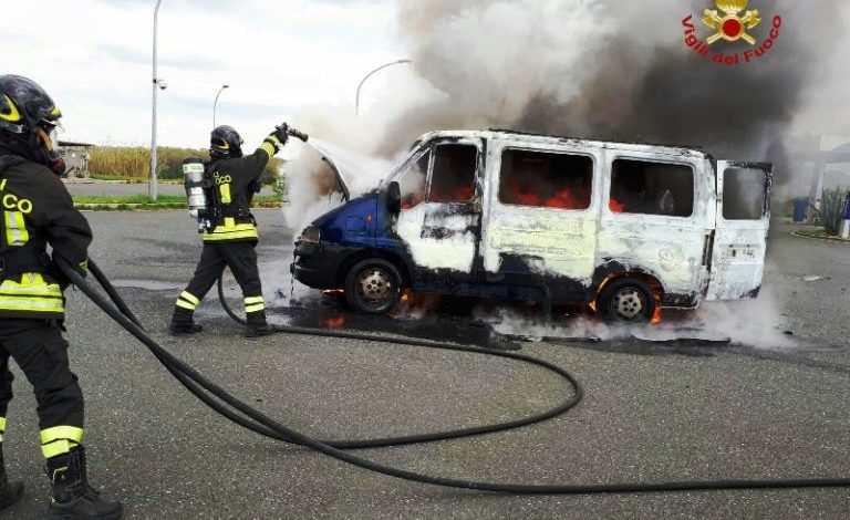 Furgone in fiamme sulla variante Aurelia. Illeso l’autista