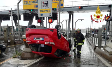 Auto si ribalta davanti al casello, illesa la conducente