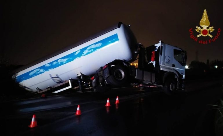 Pian di Rota: finisce fuoristrada cisterna carica di gpl. Chiuso il traffico