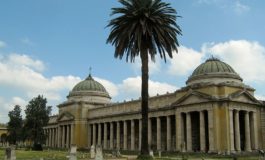 Chiusi i loggiati del cimitero della Cigna