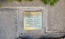 Pietra di inciampo per la piccola Gigliola Finzi uccisa ad Auschwitz, emozione tra i presenti