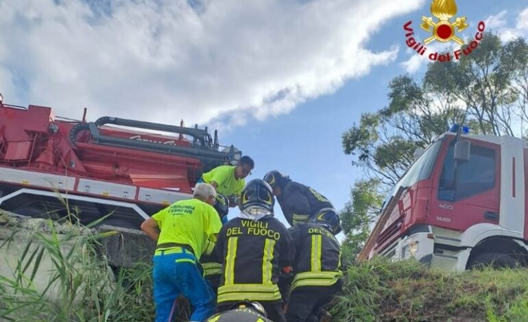 Tir si ribalta a stagno e cade giù dalla FIPILI, autista estratto dai vigili del fuoco