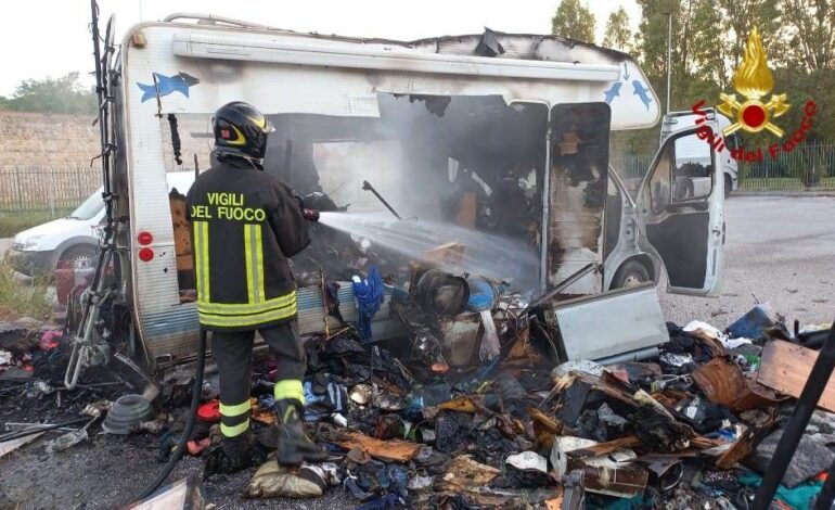 Camper in fiamme, paura per due bombole di gas