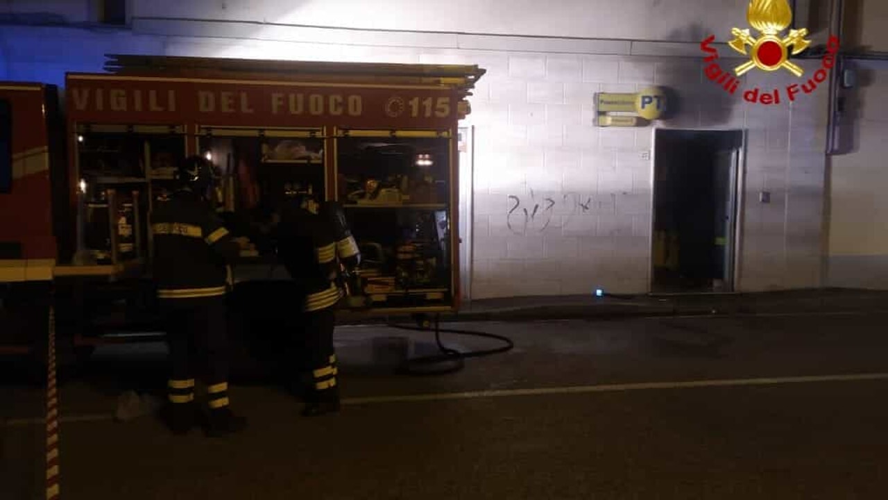 Livorno, incendio in un appartamento in via Adolfo Tommasi