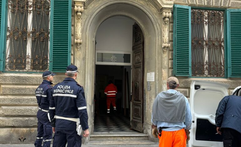 Sgomberata pacificamente l’ex Scuola materna Chayes in via Cambini 