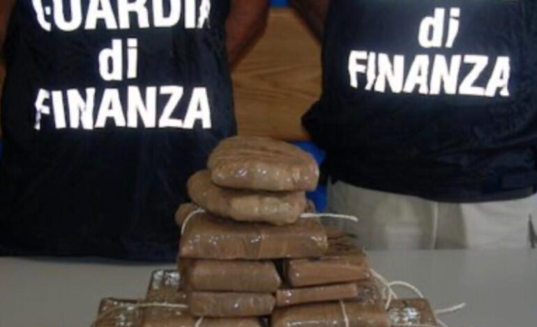 Sorpreso corriere della droga proveniente dalla Spagna: sequestrati 23 kg di cocaina