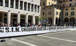 Verità sulle maleodoranza, numerosi alla manifestazione in piazza Grande