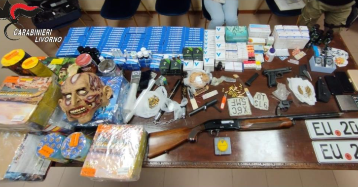 In casa un fucile rubato, coltelli, un nunchaku, fuochi d’artificio illegali, denaro falso e droga. In arresto 62enne livornese