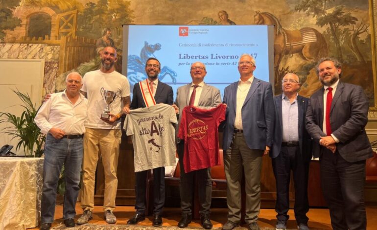 Una coppa per festeggiare la promozione della Libertas Livorno 1947