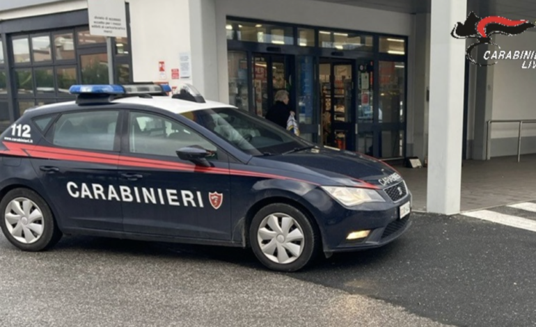 Sorpresa mentre cerca di rubare abiti e cosmetici, denunciata 60enne