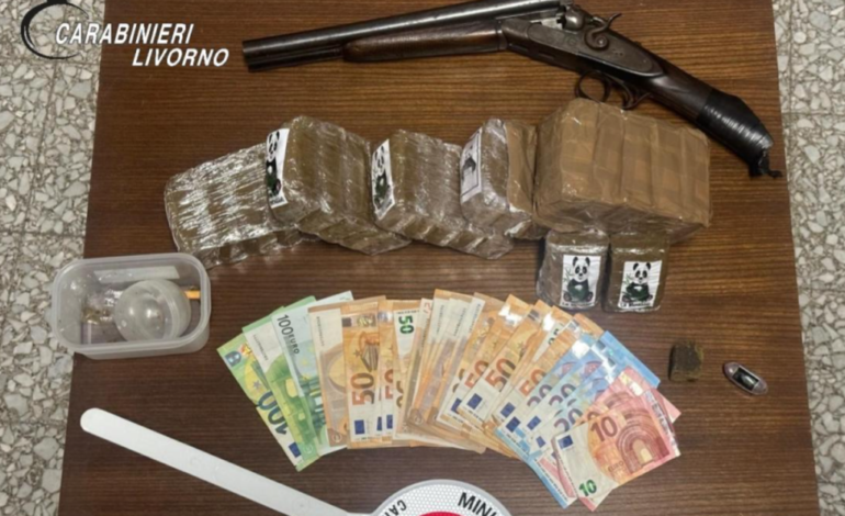 Droga e un fucile a canne mozze in casa. Arrestato 29enne