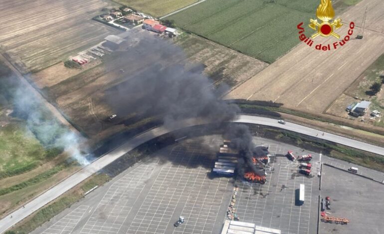 Incendio all’interporto di Guasticce, carichi di cellulosa in fiamme