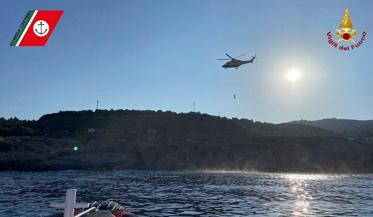 Giovane in gravi condizioni dopo essere precipitato sugli scogli a Calafuria