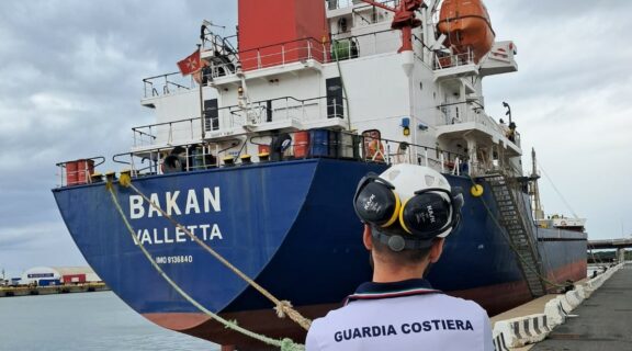 Fermata nave in porto per gravi irregolarità