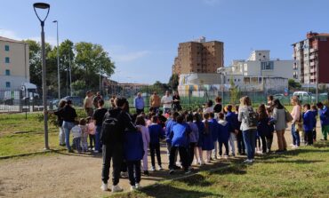 I bimbi dell’Istituto comprensivo Micheli-Lamarmora hanno piantato tigli al parco delle Mura Lorenesi