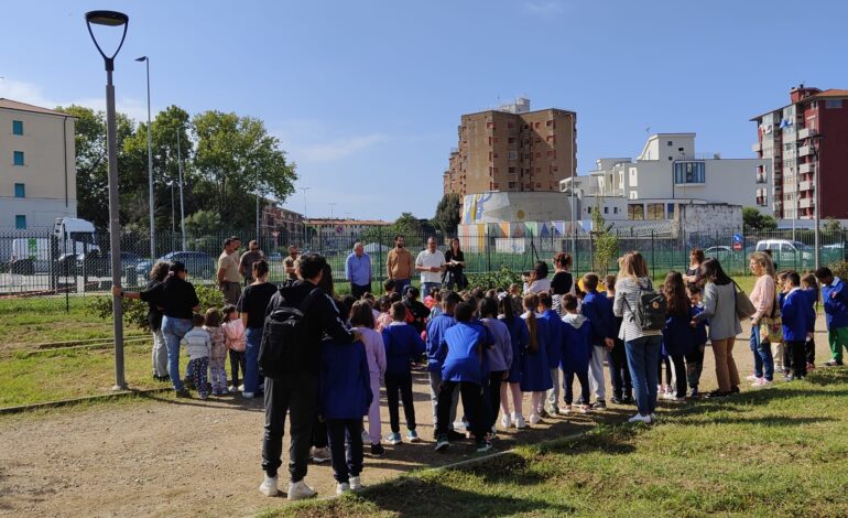 I bimbi dell’Istituto comprensivo Micheli-Lamarmora hanno piantato tigli al parco delle Mura Lorenesi