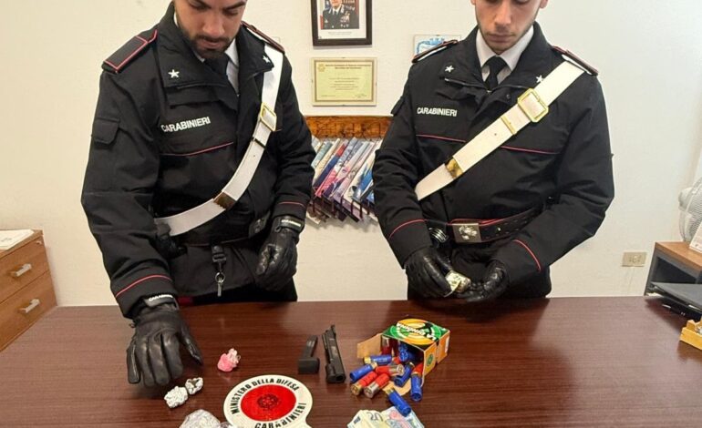 Spacciavano droga nei boschi. Arrestato un giovane romeno