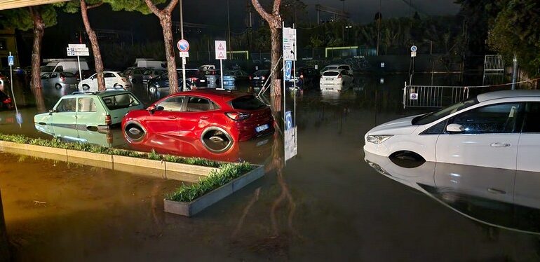 Maltempo e disagi a Cecina, strade e garage allagati