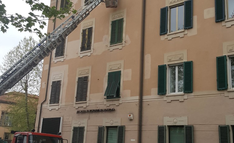 Trovato morto in casa dai vigili del fuoco