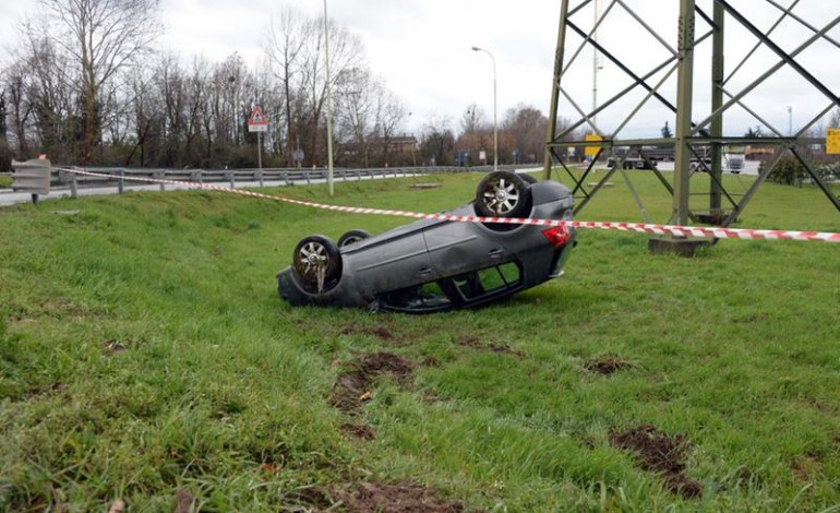 Si ribalta con l’auto. Anziano estratto dalle lamiere