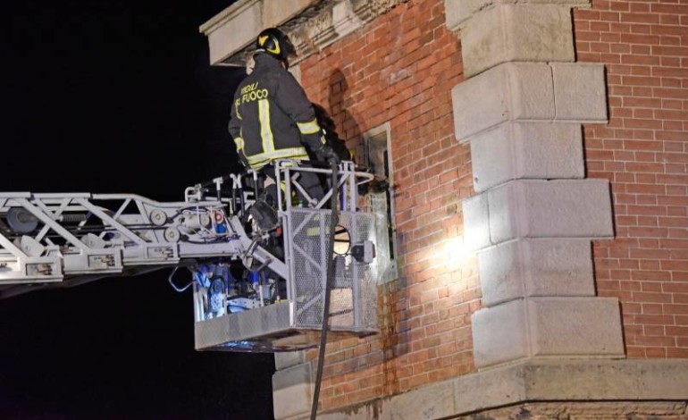 Porto: torretta medicea in fiamme