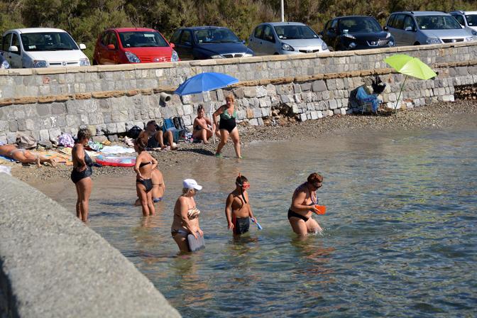 Pulizia straordinaria alla spiaggia della “Bellana”