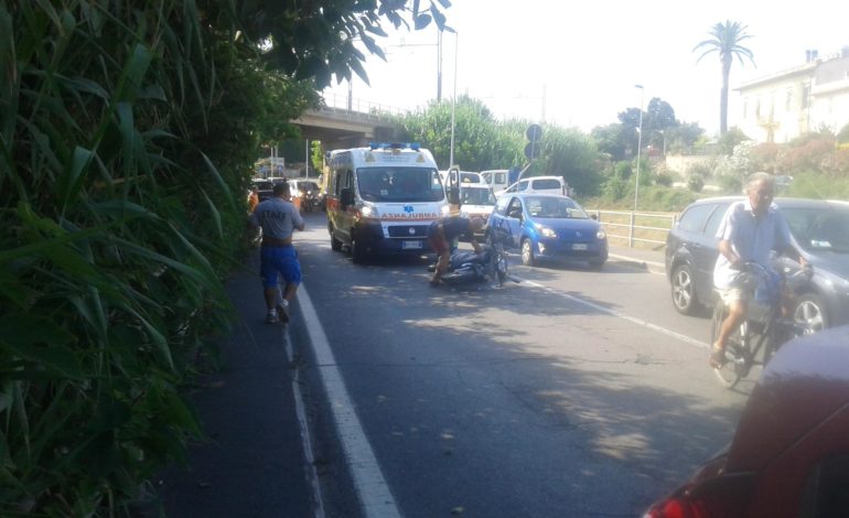 Motociclista a terra per evitare un frontale