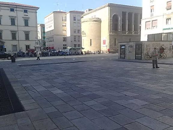 Aggredito e picchiato da tre uomini in centro