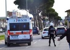 Automobilista finisce contro un palo in via Firenze