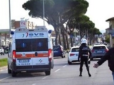 Automobilista finisce contro un palo in via Firenze