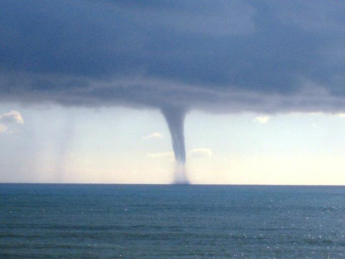 Tromba d’aria su lungomare