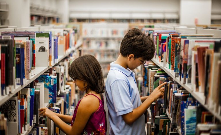 In biblioteca i compiti da svolgere a casa