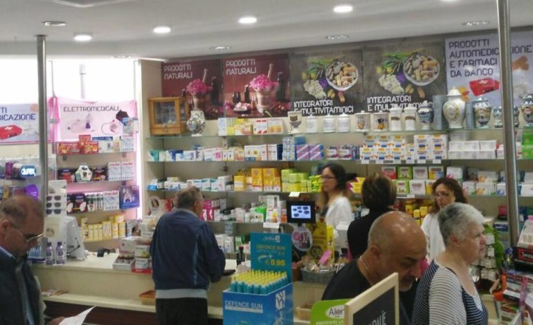 Sfondano la farmacia con un tombino, via mille euro