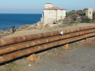 Romito: guard-rail in legno lungo la scogliera