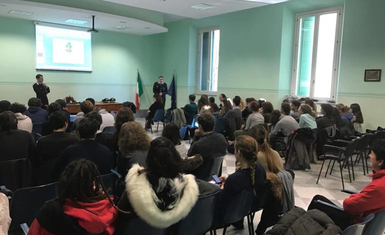 I Carabinieri incontrano gli studenti del Niccolini Palli