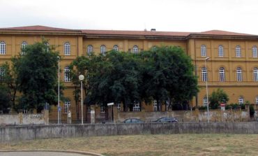 Scuole Micheli. Chiusi due refettori e quattro aule