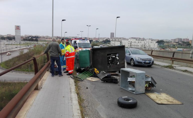 Scontro sul cavalcavia del Levante: traffico in tilt