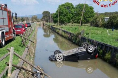 Si ribalta con l’auto nel fosso: salva