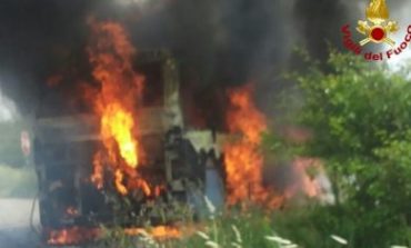 Bus in fiamme. Non ci sono feriti