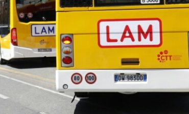 Lite sull’autobus: rompe una porta e morde un passeggero