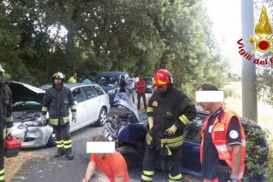 Scontro frontale tra auto, un morto al Gabbro