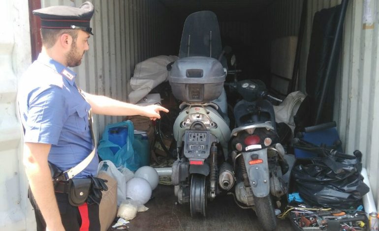 Scooter trafugato in un container, denunciati due senegalesi