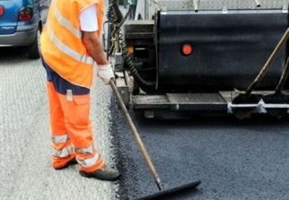 Lavori di asfaltatura in via Foscolo